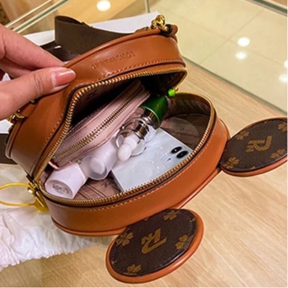 ✨$450✨  WATER PROOF  MICKEY MOUSE ZIPPER CROSSBODY BAG Disney land - Picture 13 of 14